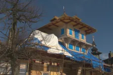 Pět let od požáru Libušína finišují řemeslníci na Pustevnách s novou stavbou