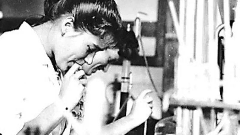 Zdeňka Žáková při práci v laboratoři