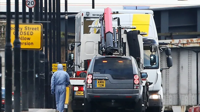 Vyšetřovatelé odváží z mostu bílý nákladní vůz - jednu ze zbraní útočníků