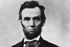 Čína v článku viní USA ze lží. Cituje Lincolna
