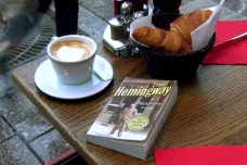 Hemingwayovy vzpomínky na 20. léta dávají Pařížanům naději i po půl století