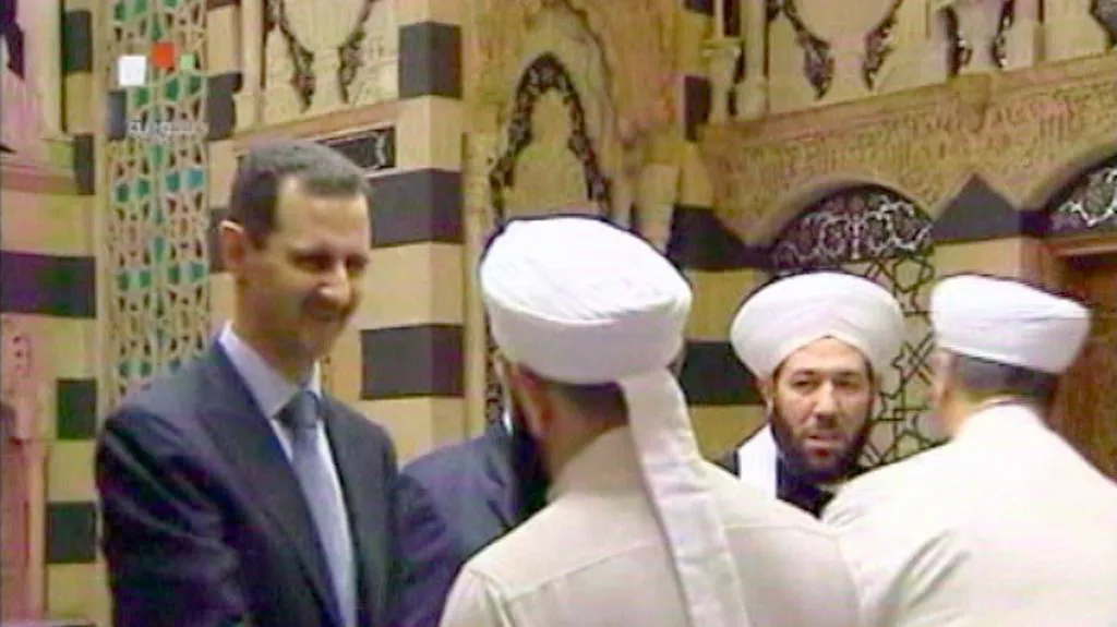 Bašár Asad (vlevo) v mešitě