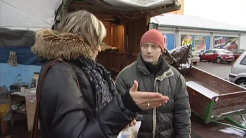 Inspektorka veterinární správy s prodejcem kaprů
