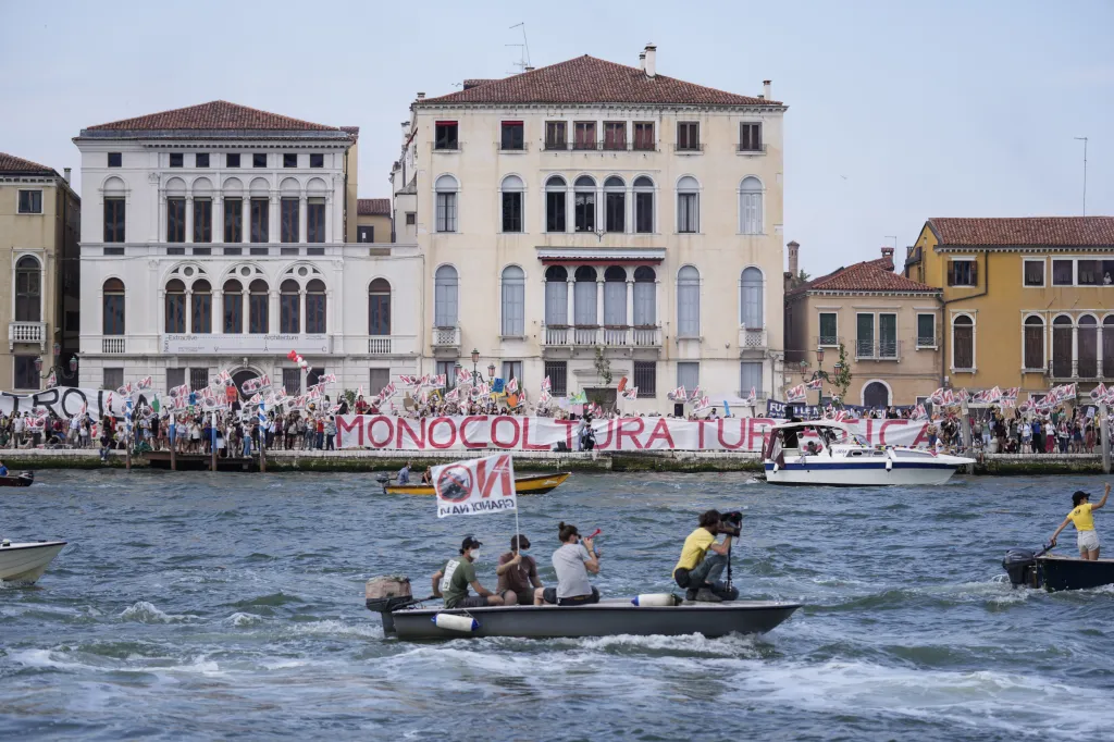 Z italských Benátek po roce odplouvá první výletní loď, vyprovázejí ji protesty