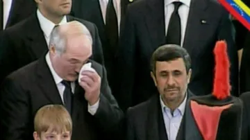 Alexandr Lukašenko a Mahmúd Ahmadínežád na Chávezově pohřbu