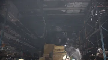 Skladované věci uvnitř haly jsou po požáru zcela zničené