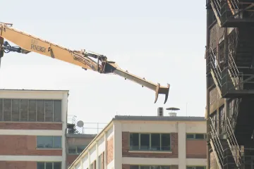 Začala demolice vyhořelé výškové budovy ve Zlíně