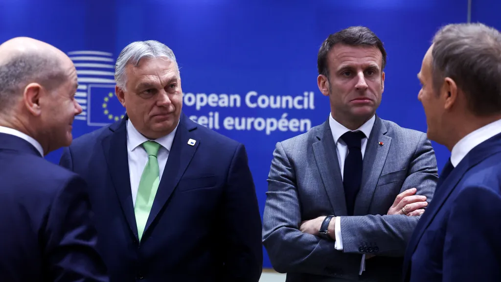 Olaf Scholz, Viktor Orbán, Emmanuel Macron a Donald Tusk během jednání summitu EU