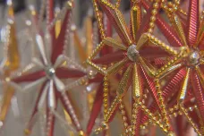 Výroba vánočních ozdob z perliček se na seznam UNESCO nedostala, v Poniklé ale mají práce dost