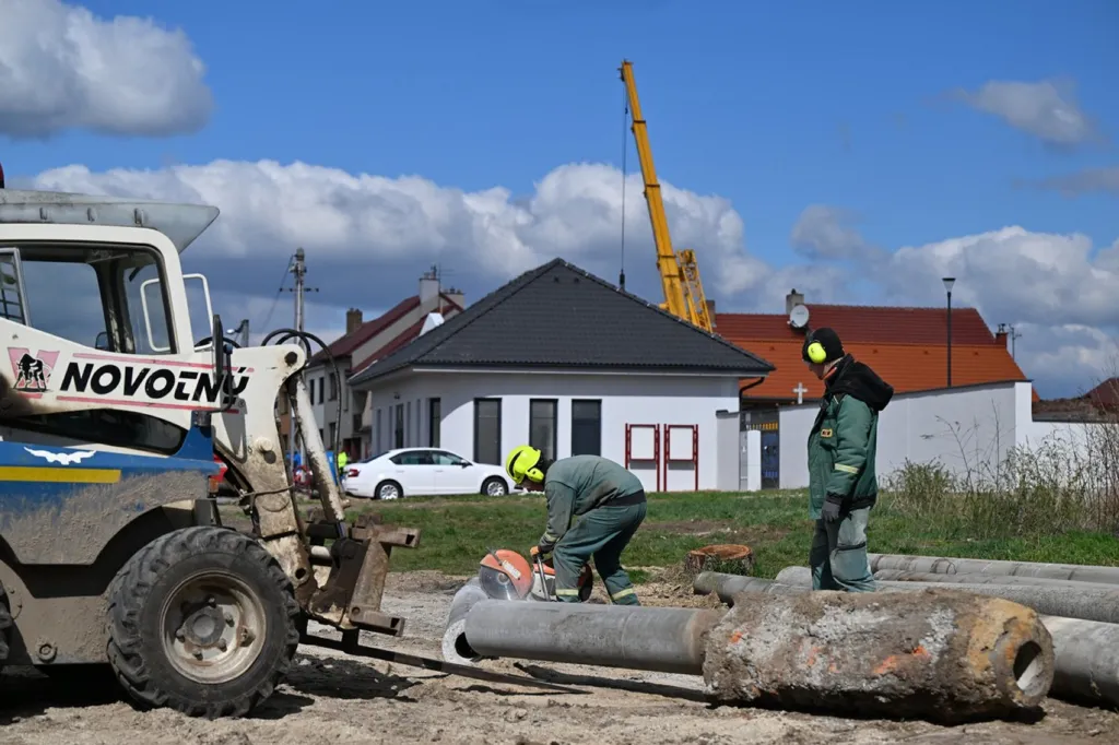 Obec Hrušky demontuje provizorní elektrické vedení
