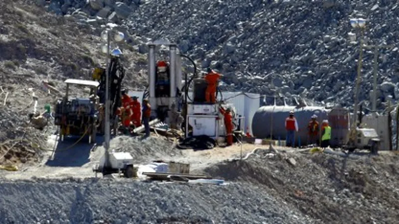 Záchranáři zahájili vrtání únikové šachty