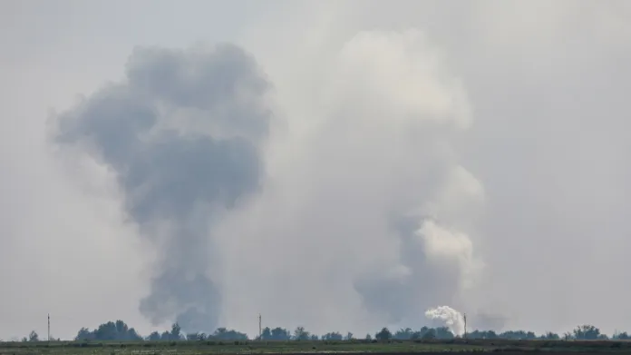 Kouř po explozi u města Džankoj na Krymu