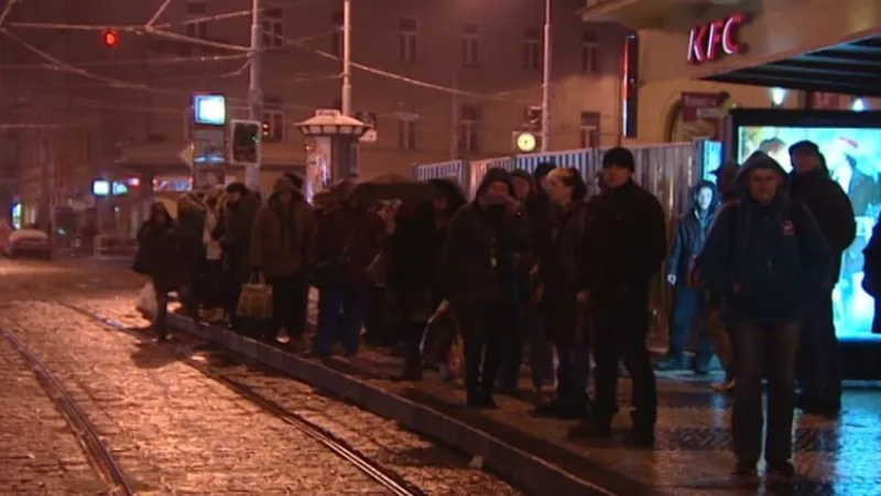Ledovka naplnila zastávky MHD