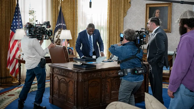 Idris Elba jako prezident USA při natáčení filmu Dům plný dynamitu