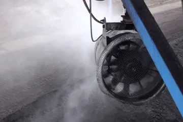 Měsíce smogu a inverzí jsou tu. V severočeském lomu krotí prach mlžnou stěnou