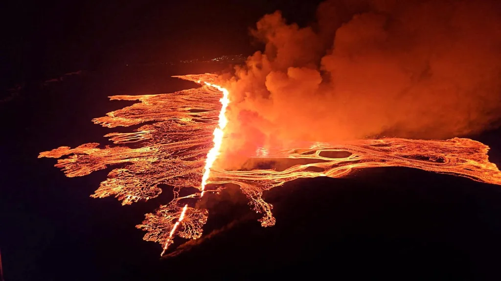 Erupce sopky na poloostrově Reykjanes na jihozápadě Islandu