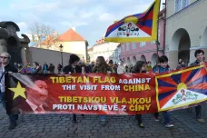 Proti čínskému režimu v Praze protestovaly stovky lidí, k Hradu se ale nedostaly