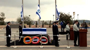 Čestná stráž u Šaronovy rakve na nádvoří Knessetu