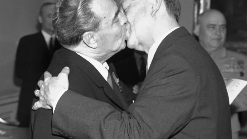 Leonid Brežněv (vlevo) a Alois Indra
