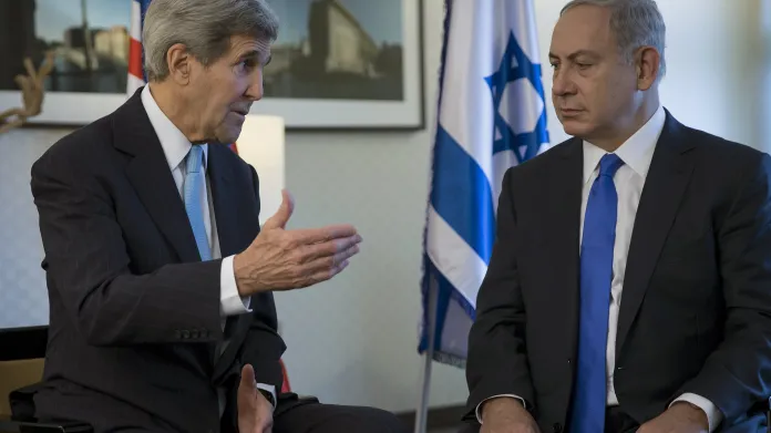 John Kerry a Benjamin Netanjahu na schůzce v Berlíně