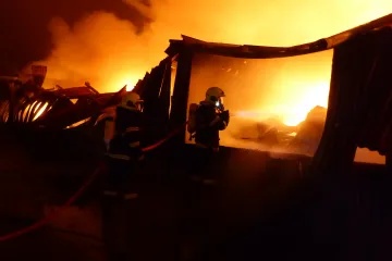 V Ivančicích shořela skladovací hala, škoda čtyři miliony korun