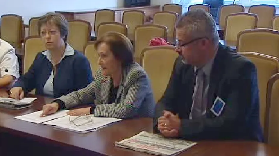 Předsedkyně Odborového svazu státních orgánů a organizací Alena Vondrová na jednání s ministrem práce Jaromírem Drábkem.