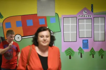 V Pačejově mají nové koleje a nástupiště. Podchod vyzdobily kresbami děti