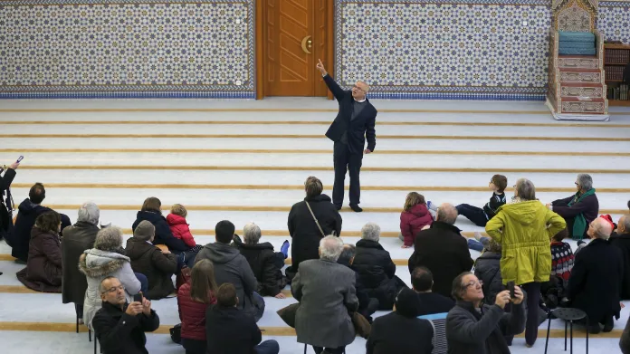 Mohamed Latahi hovoří k návštěvníkům Velké mešity ve Štrasburku