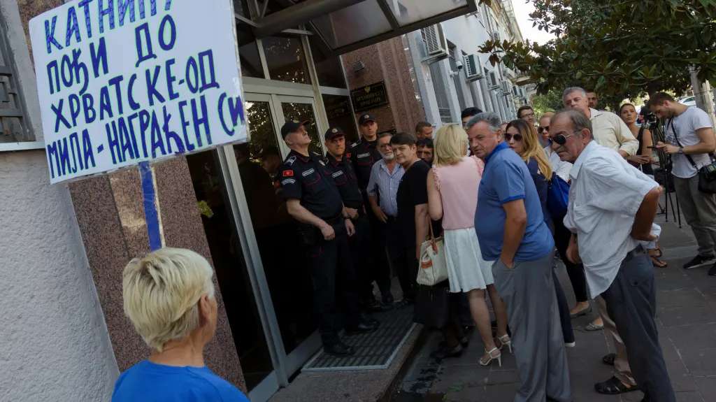 Policisté, novináři a příznivci obžalovaných před soudem v Podgorici