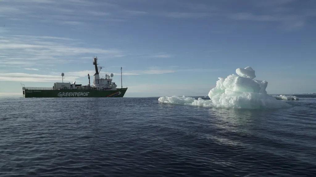 Loď hnutí Greenpeace nazvaná Arctic Sunrise pluje v Severním ledovém oceánu, kde dlouhodobě mapuje tání ledovců