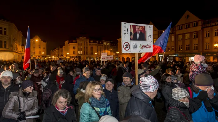 Demonstrace proti Ondráčkovi v Hradci Králové