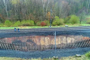 K sesunuté trati u Karlových Varů se nedostane technika, vlaky na ni vyjedou nejdřív v květnu