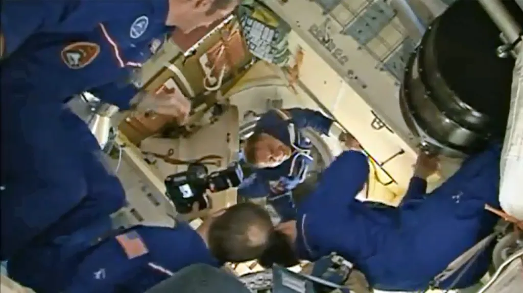 Setkání posádek Sojuzu a ISS