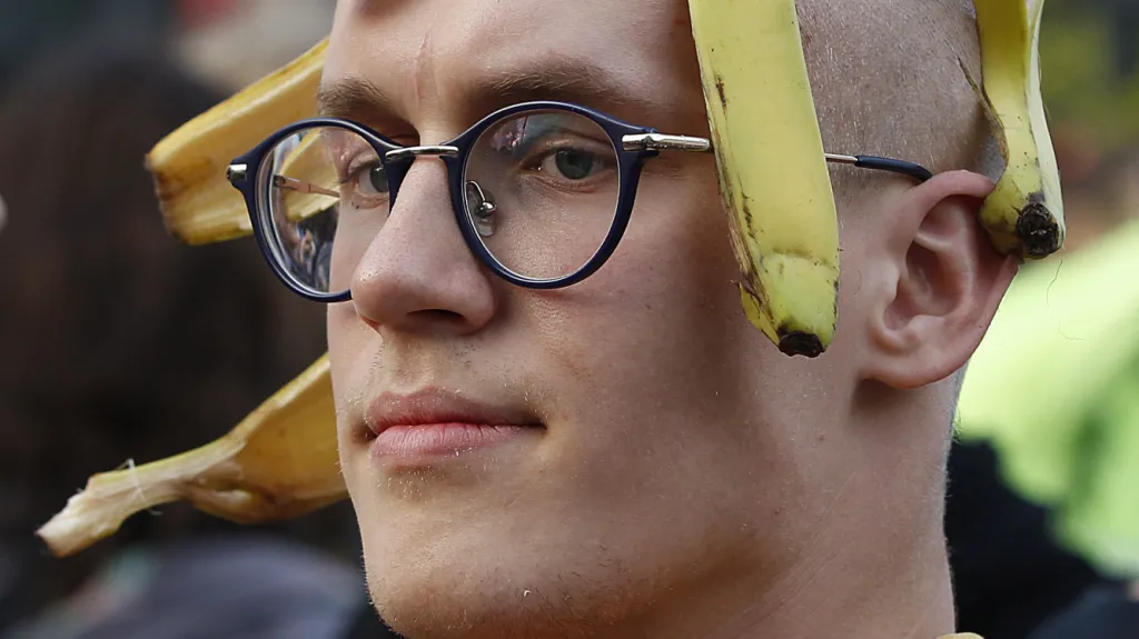 Snímek z varšavské „banánové“ demonstrace vznikl před tamním národním muzeem.