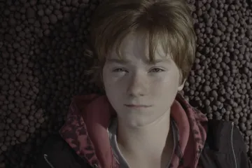 Recenze: Nina je typický festivalový film „z Východu“