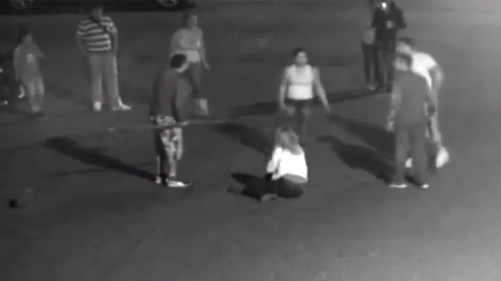 Napadení manželského páru v Duchcově - snímek z pouliční kamery