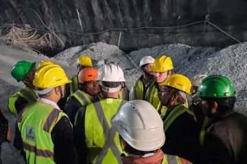 Vyproštění dělníků z tunelu v Indii by mohlo zabrat dalších až pět dní, záchranáři vymýšlejí nový plán