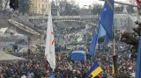 Na kyjevském Majdanu se sešly tisíce lidí k uctění obětí