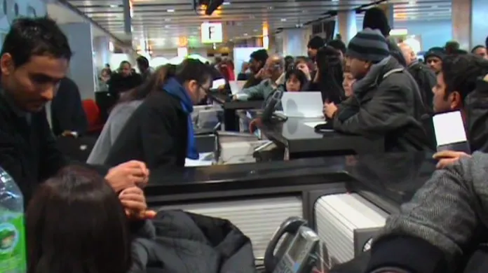 Cestující čekají na letištích