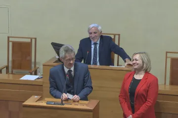 Senát navrhl vládního zmocněnce Schorma na funkci zástupce ombudsmana. Na závěr schůze se rozloučili končící senátoři
