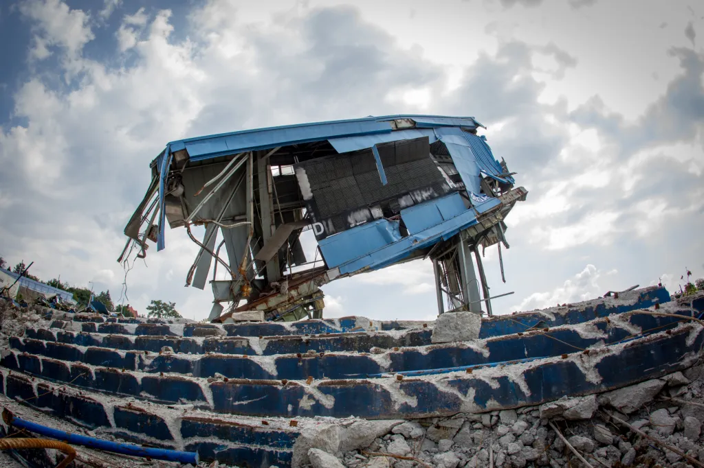Na snímku z 23. 7. 2018 pokračovaly stavební práce odstřižením posledního významného prvku stadionu – světelné tabule s hodinami.
