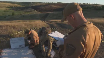 Ohledání pozůstatků vojáka padlého v rusko-ukrajinské válce pracovníky organizace Placdarm UA