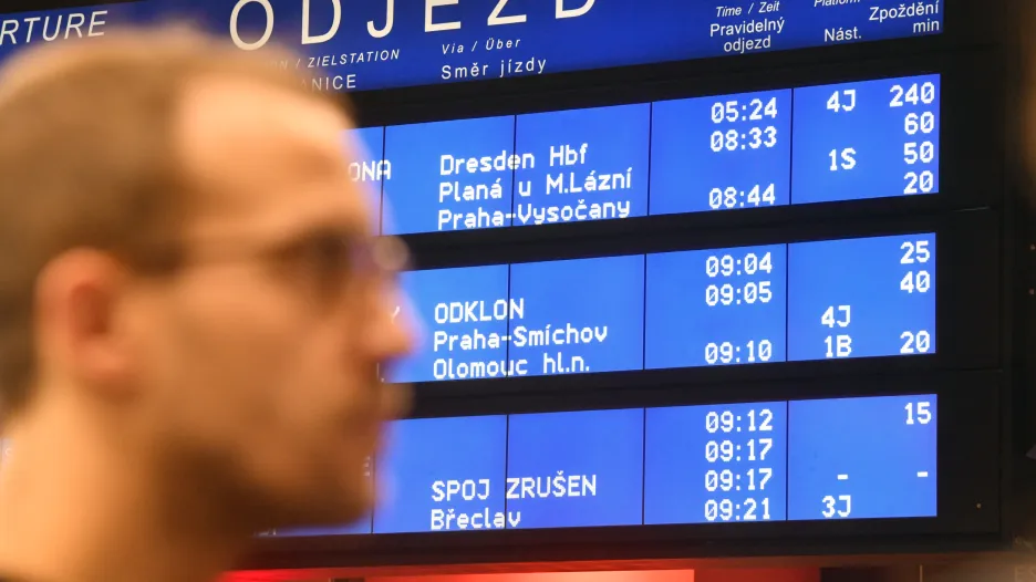 Tabule na pražském Hlavním nádraží informuje o zpoždění vlaků kvůli poruše trakčního vedení ve Vršovicích