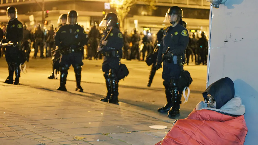 Zásah policie proti demonstrantům v Oaklandu