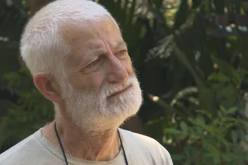 „Držel jsem kliku možná šest hodin.“ Obyvatel kibucu popsal, jak se v domácím krytu se ženou ubránili teroristům 