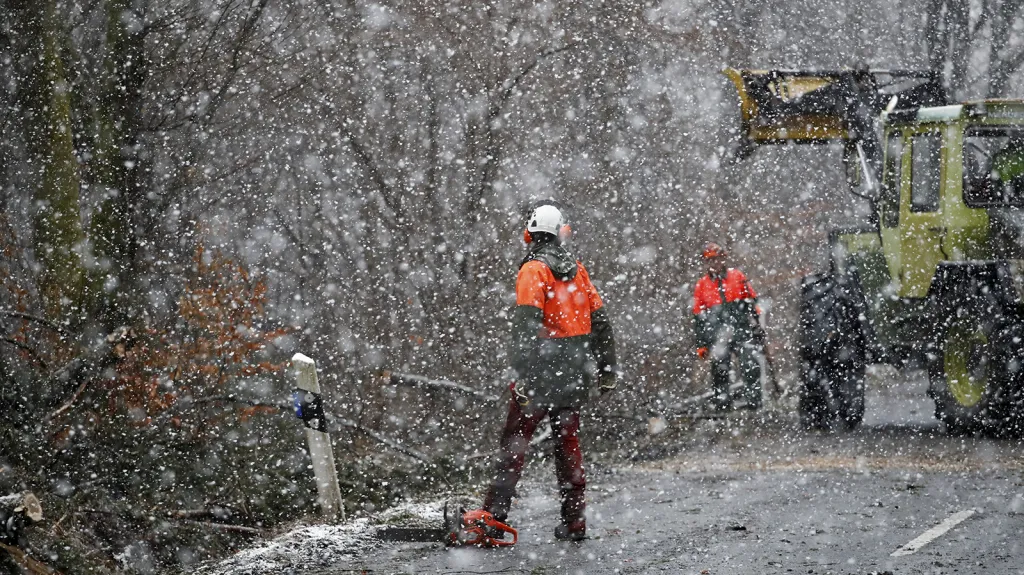 Odstraňování padlých stromů ze silnice po bouři Eberhard u Bad Honnef jižně od Bonnu, Německo.