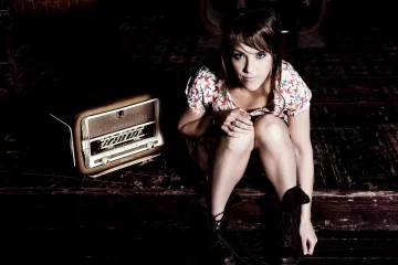 Už je tu Za(s)z! Francouzská zpěvačka má Česku pořád co říct