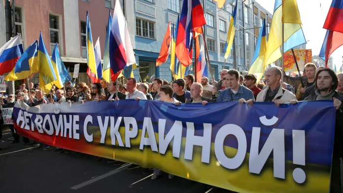 Moskevští demonstranti nesou transparent "Ne válce s Ukrajinou!"