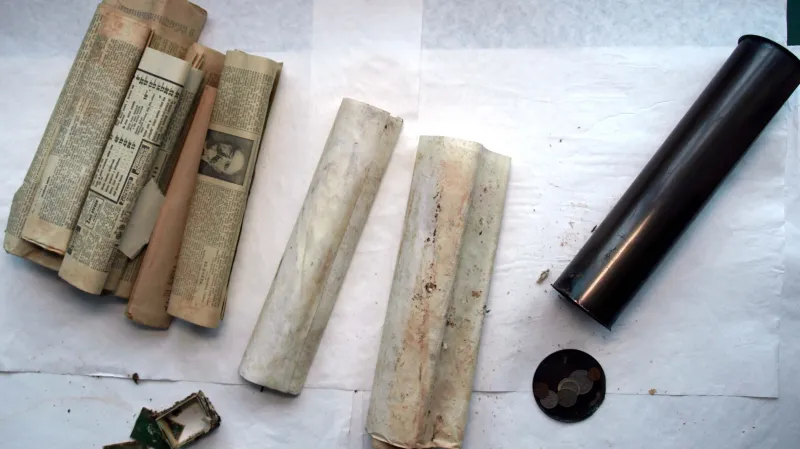 Tubus obsahoval zakládající listiny i dobové noviny