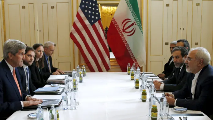 John Kerry a Mohammad Džavád Zaríf na vídeňských jednáních o íránském jaderném programu